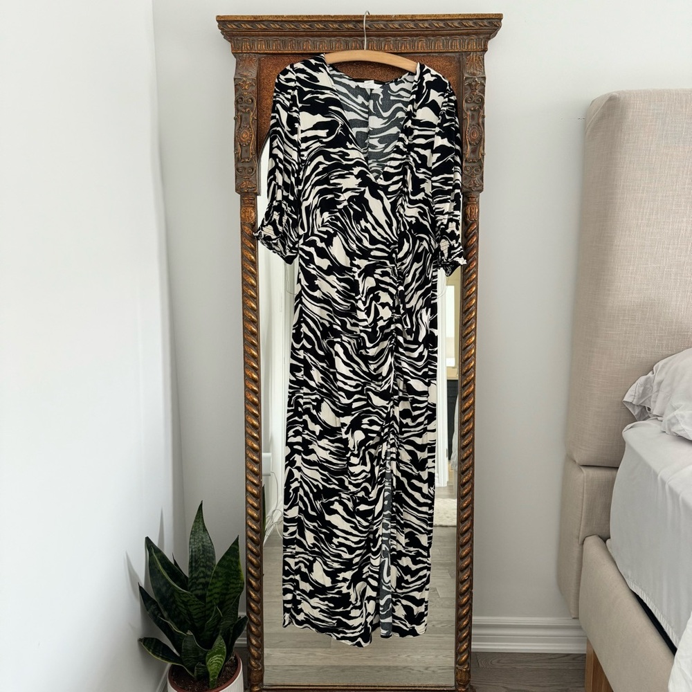 H&M Puff-sleeved crêpe dress Black/Zebra-print LARGE Worn on Vacation